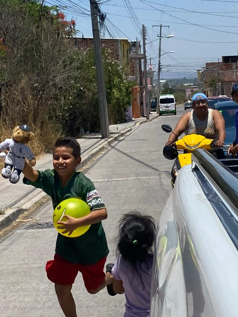 Niño feliz recibiendo un juguete o ayuda