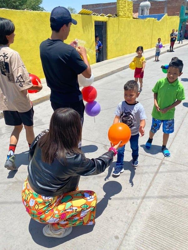 Personas disfrutando de actividades comunitarias